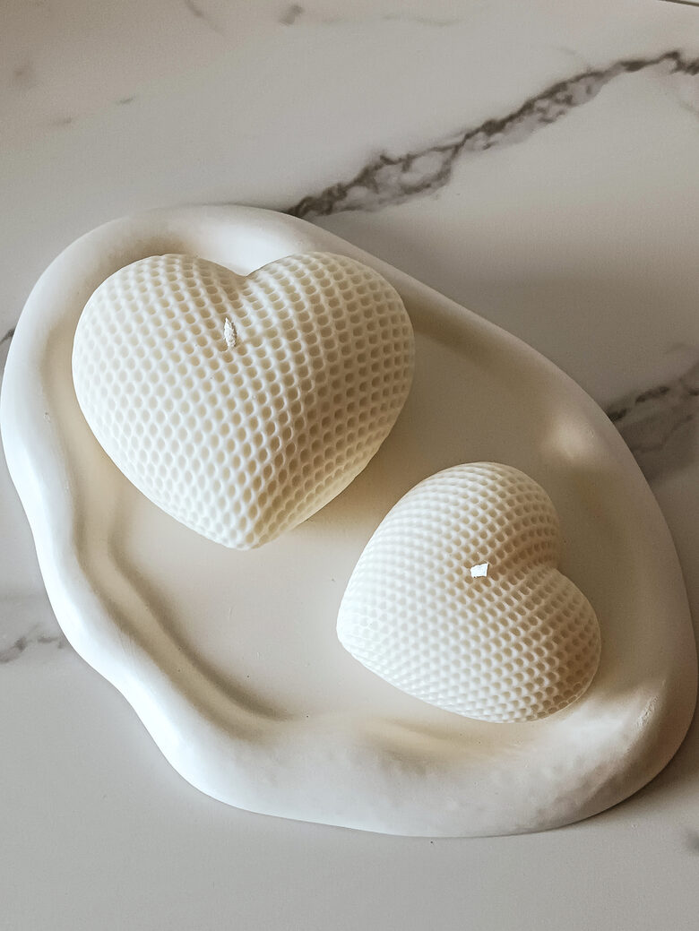 Žvakių rinkinys „Meilės širdys“ su padėklu (baltas)